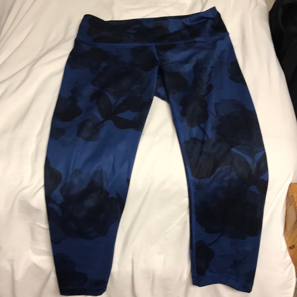 Black and blue floral lulu lemon cropped leggings